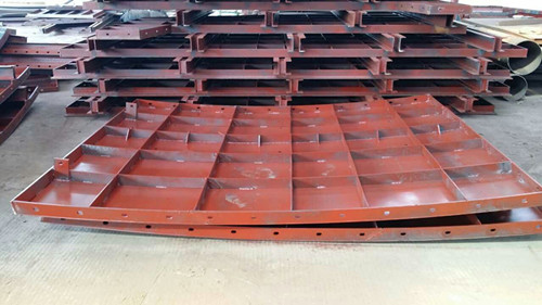 圆柱钢模板厂家告诉大家根据高度加固圆柱钢模的�Ҏ��